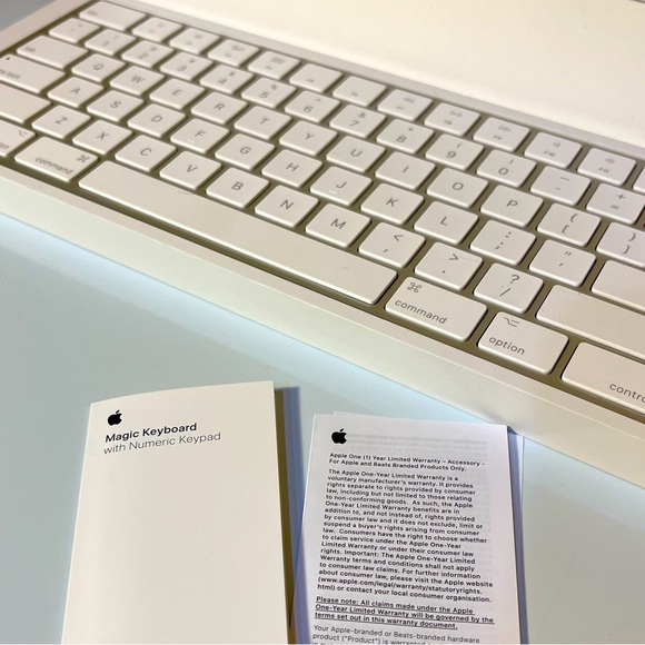 APPLE Magic Keyboard with Numeric Keypad US English White Wireless Chargable - Picture 5 of 8